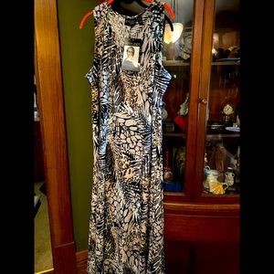 Flowered sleeveless dress. Brown black grey white.